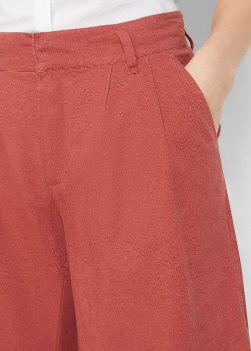 Udobne bermuda hlače iz platna