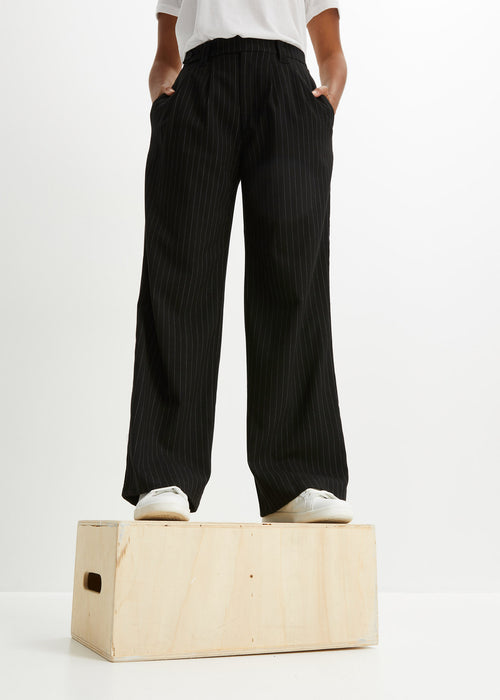 Široke hlače z všitki v pasu in tankimi črtami
